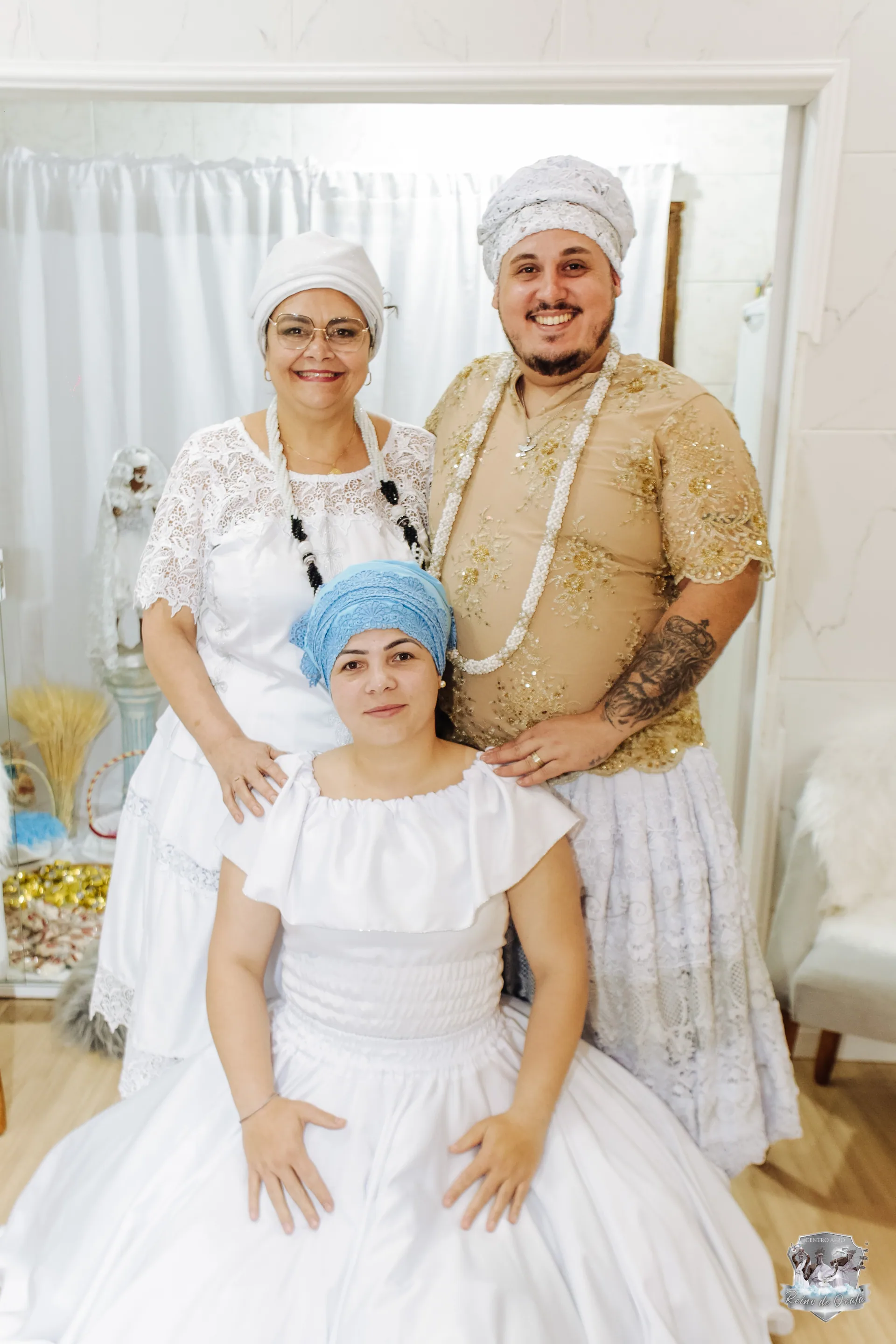Família espiritual — Pai Bruno, Mãe e filha de santo em vestes brancas da nação