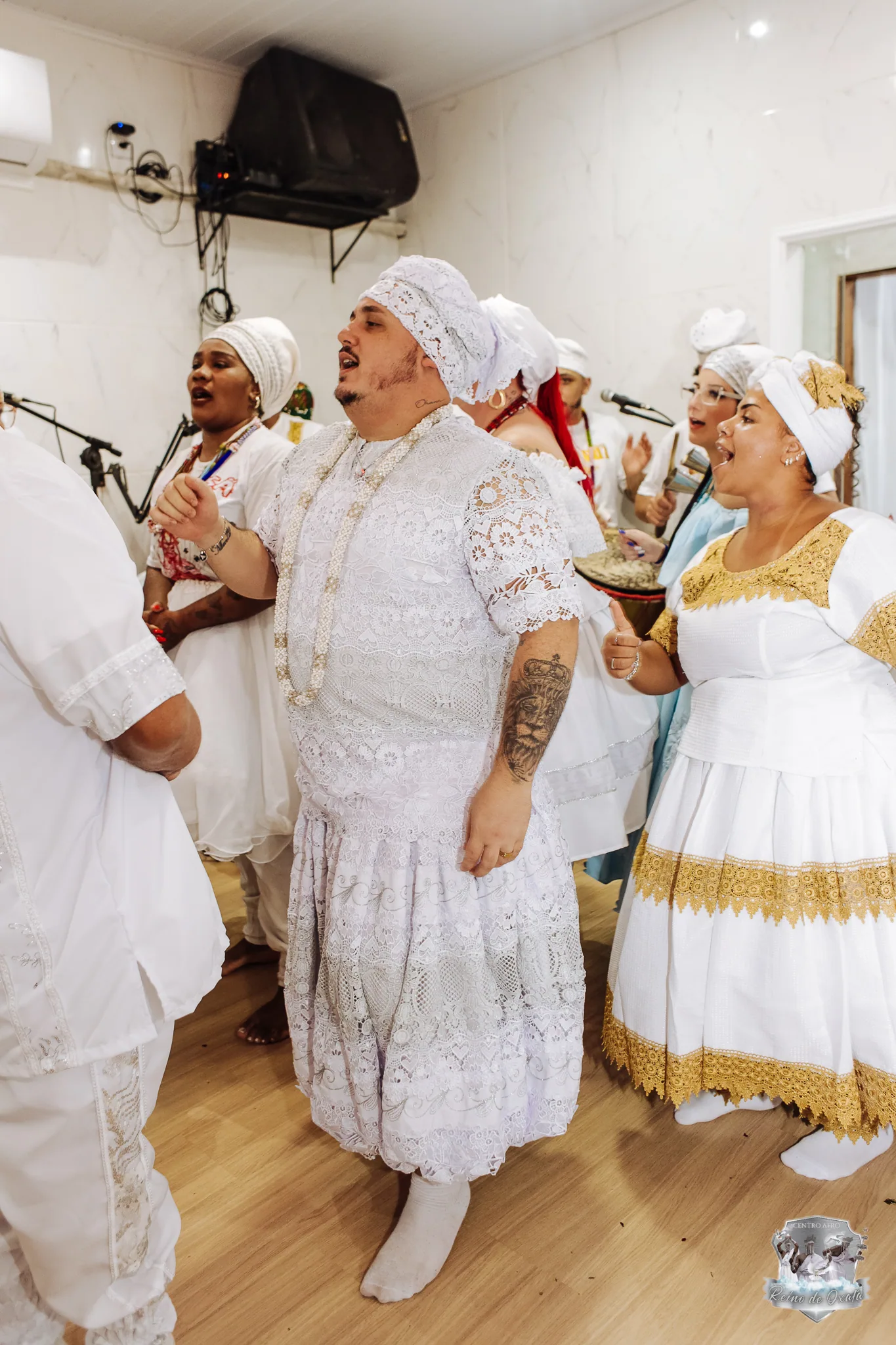 Pai Bruno conduzindo a cantoria do batuque, rodeado pelas iaôs