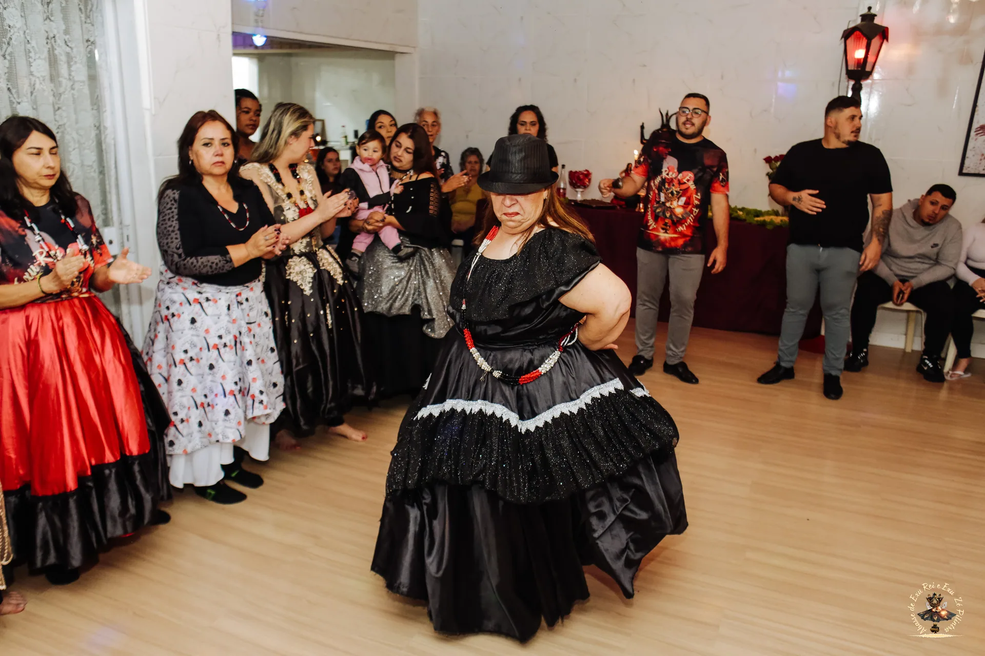 Pombagira em gira — dança no centro da roda com saia preta e prata