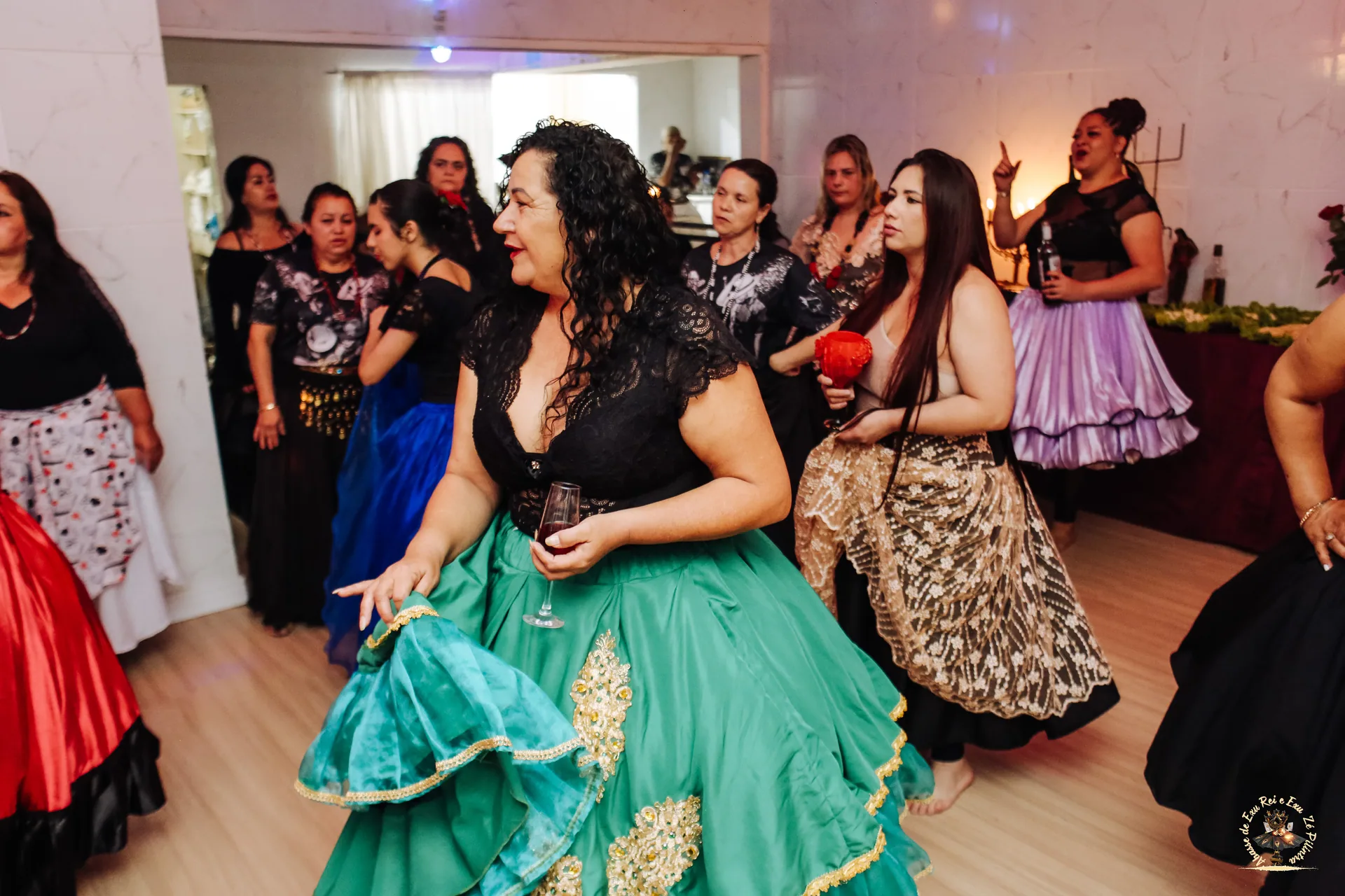 Festa de Exu — saias rodadas coloridas na dança do povo da rua