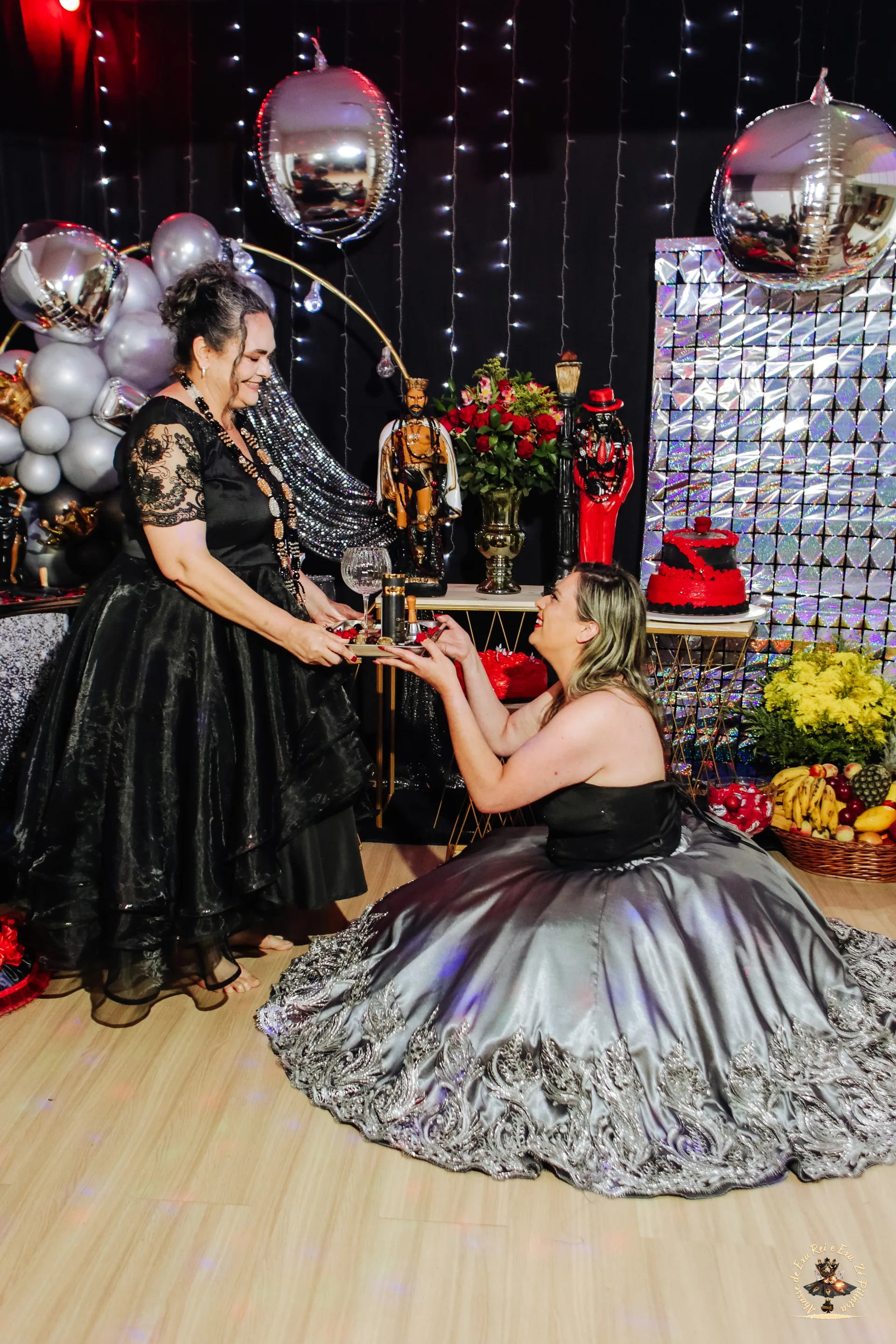 Altar dos Exus — oferendas de velas, charutos e bebidas para os guardiões